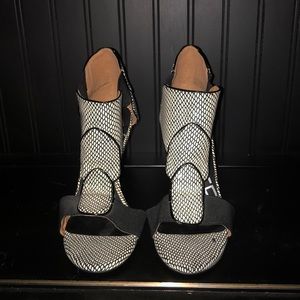Kelsi dagger platforms